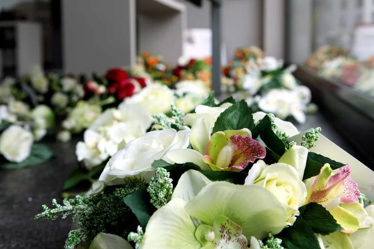 Bloemstukken voor Allerheiligen in de winkel van Gooris & Van Camp in Muizen